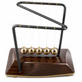Elegantes Newton-Pendel, Schwarz/Gold/Braun